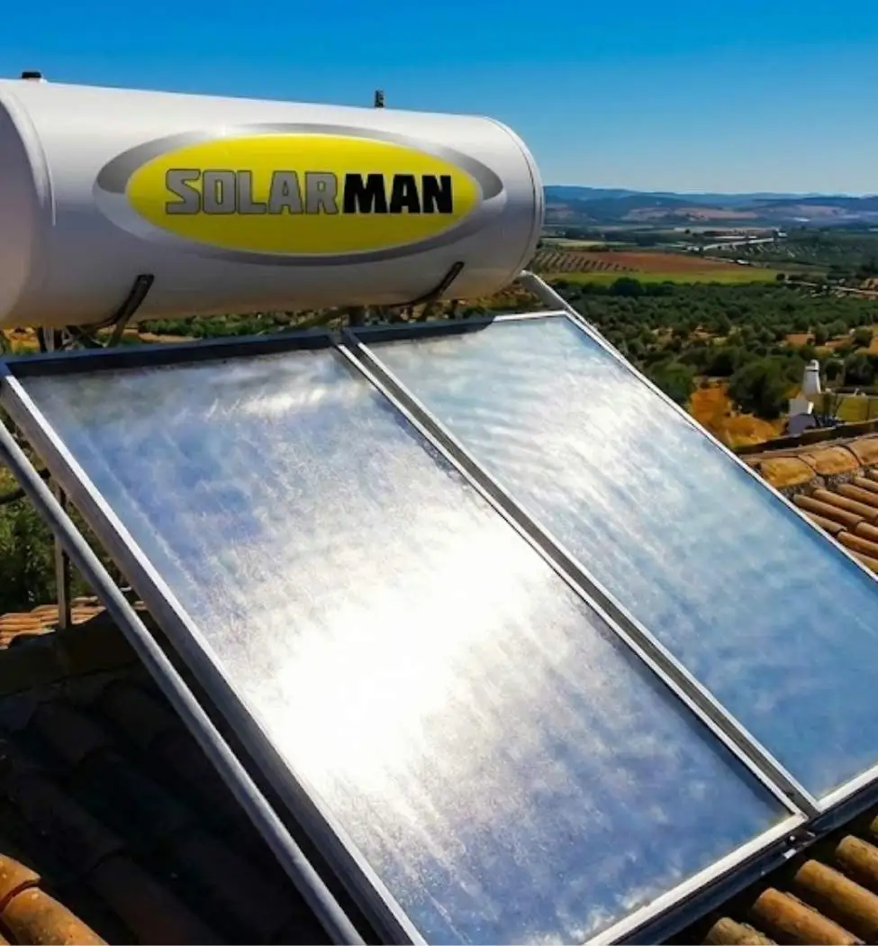 Técnico especializado realizando reparación y mantenimiento de placas solares fotovoltaicas y térmicas en Sevilla